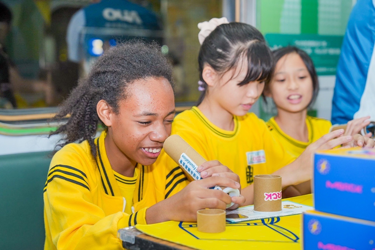 ���_�cĬ�˷քe���ղ���ʹ�õ�ƫ��Ƭ��Һ���@ʾģ�M���O(sh��)Ӌ����n�̡����D(zhu��n)���c霡���׌�W�����H���u��ƫ���f��Ͳ�c����Һ���@ʾ�������`ѭ�h(hu��n)���������m(x��)����