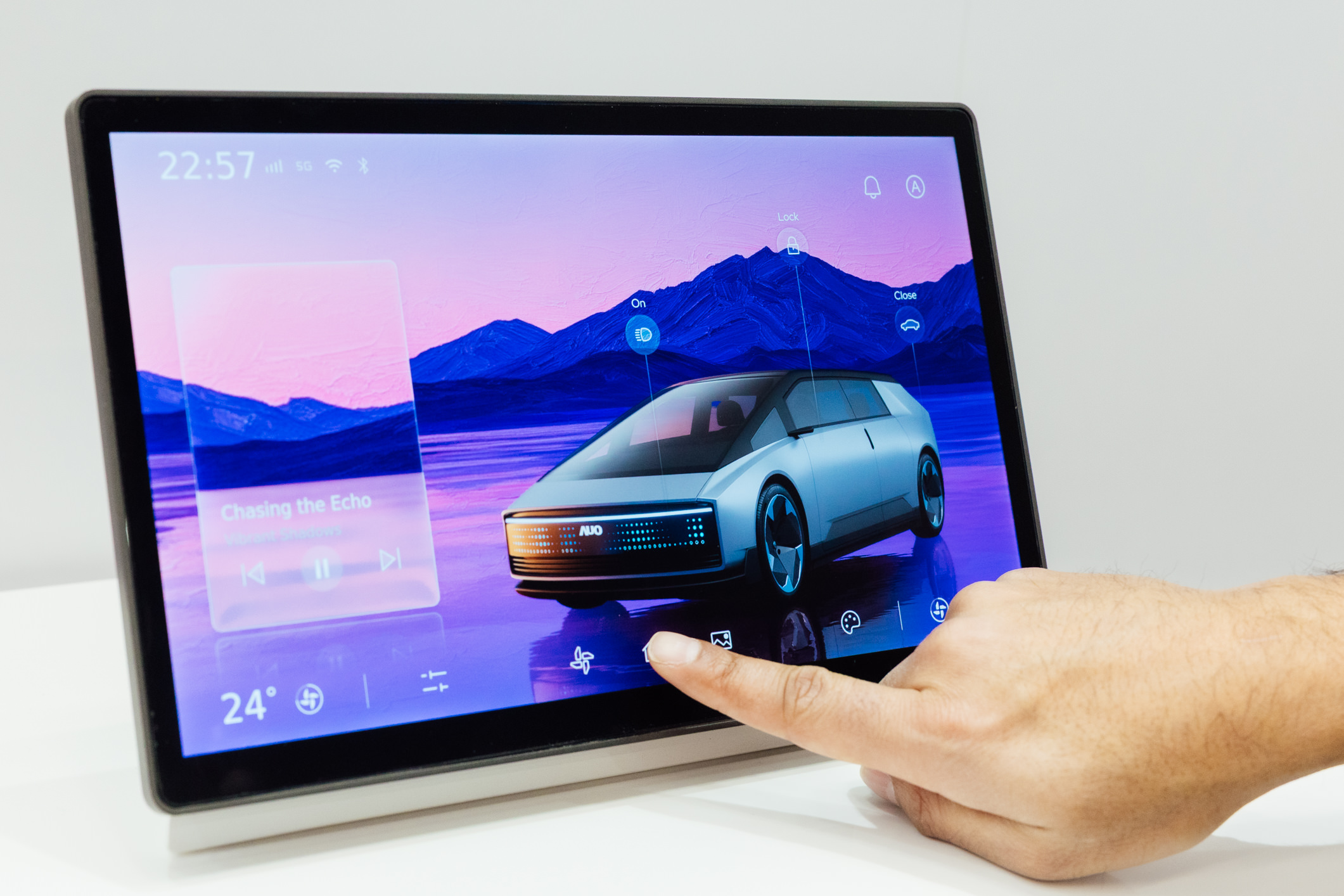 AUO Mobility Solutions brings Advanced Reflectionless Technology to the Center Information Display (CID), ensuring clear visibility at all times. The display integrates seamlessly with the cabin environment, delivering a clear, distraction-free experience that enhances both cockpit quality and driving safety.